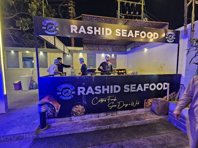 Rashid Seafood seaside dining setup